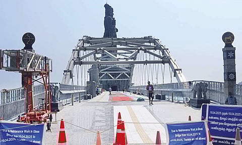 கன்னியாகுமரி: கண்ணாடி நடை பாலத்தில் பராமரிப்பு பணிகள் தொடக்கம்