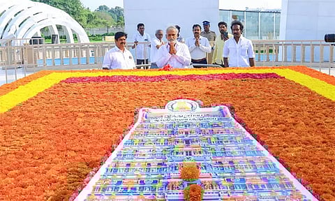 கருணாநிதி நினைவிடத்தில் கோவில் கோபுரம் போல் பூ அலங்காரம் - புதிய சர்ச்சை