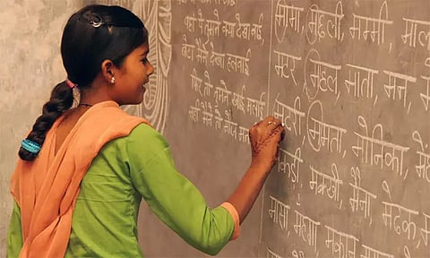 மராட்டியம்: பள்ளிகளில் இந்தி மொழி கட்டாயம் என அறிவிப்பு