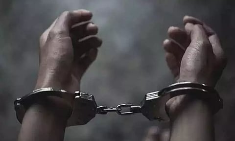 மராட்டிய மாநிலம்: போலி கிரெடிட் கார்டுகள் தயாரித்து ரூ.1.26 கோடி மோசடி - 5 பேர் கைது