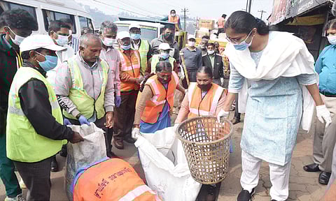 நீலகிரி: பிளாஸ்டிக் கழிவுகளை சேகரித்து மக்களுக்கு விழிப்புணர்வை ஏற்படுத்திய கலெக்டர்
