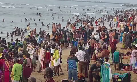 விடுமுறை தினம்: திருச்செந்தூரில் 4 மணி நேரம் காத்திருந்து பக்தர்கள் தரிசனம்