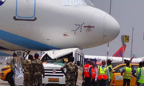 விமானம் மீது மோதிய வேன்... பெங்களூரு விமான நிலையத்தில் பரபரப்பு