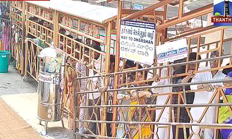 தி.மலை அண்ணாமலையார் கோயிலில் 3 மணி நேரம் காத்திருந்து பக்தர்கள் தரிசனம்