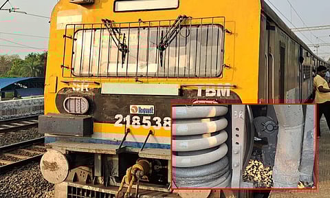 மின்சார ரெயில் சக்கரத்தில் திடீரென கிளம்பிய புகை - பயணிகள் அவதி