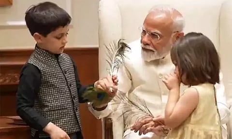 அமெரிக்க துணை ஜனாதிபதி குழந்தைகளுக்கு மயில் இறகுகளை பரிசளித்த பிரதமர் மோடி