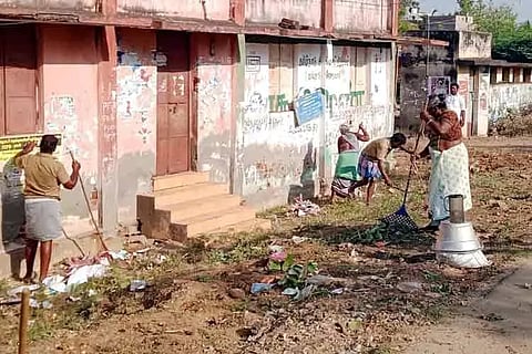 தினத்தந்தி செய்தி எதிரொலி : புதுக்கோட்டை மலையப்ப நகரில் அங்கன்வாடி மையம் முன்பு புதர்கள் அகற்றம்