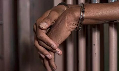 டெல்லியில் வருமான வரித்துறை அதிகாரி கைது - சி.பி.ஐ. அதிரடி