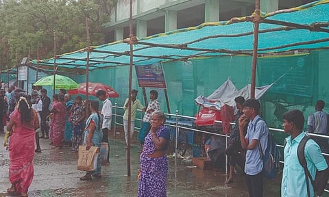 புதுக்கோட்டை புதிய டவுன் பஸ்கள் நிறுத்துமிடத்தில் நிழற்பந்தல் அமைப்பு