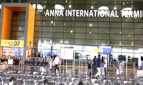 சென்னை: ஓடுபாதையில் விமானத்தின் டயர் வெடித்ததால் பரபரப்பு