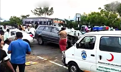 கார்கள் நேருக்கு நேர் மோதி விபத்து - 4 பேர் பலி