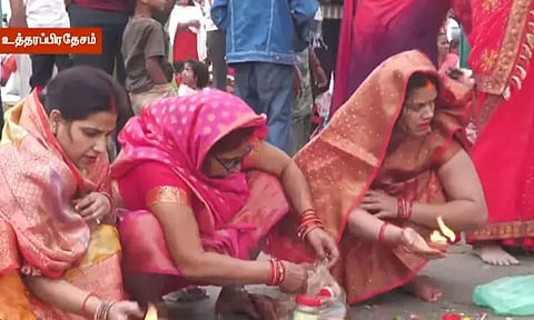 அமாவாசையை முன்னிட்டு திரிவேணி சங்கமத்தில் ஆயிரக்கணக்கான பக்தர்கள் புனித நீராடல்