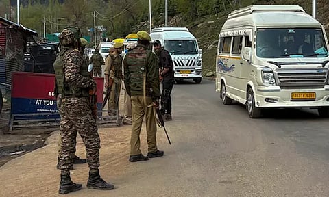 காஷ்மீரில் மீண்டும் அட்டகாசம்: சமூக சேவகரை சுட்டுக்கொன்ற பயங்கரவாதிகள்