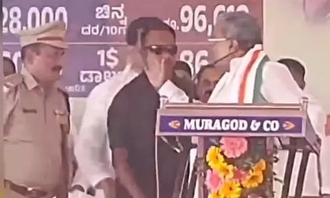 மேடையில் போலீஸ் அதிகாரியை அடிக்க கை ஓங்கிய கர்நாடக முதல்வர்