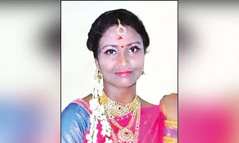 குடும்ப பிரச்சினை... கணவனால் தீ வைத்து கொளுத்தப்பட்ட இளம்பெண் உயிரிழப்பு