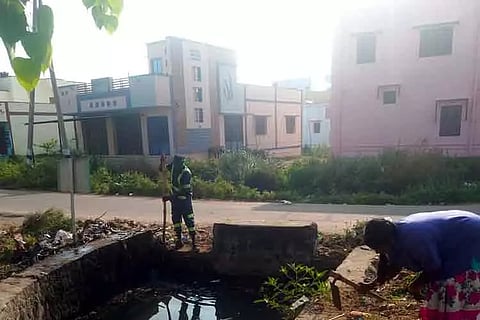 தினத்தந்தி செய்தி எதிரொலி: கழிவுநீர் கால்வாயில் தேங்கியிருந்த குப்பைகள் அகற்றம்