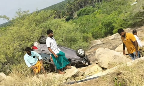 பிரேக்குக்கு பதில் ஆக்சிலேட்டரை மிதித்ததால் விபத்து.. பள்ளத்தில் கார் கவிழ்ந்து தாய், மகள் படுகாயம்