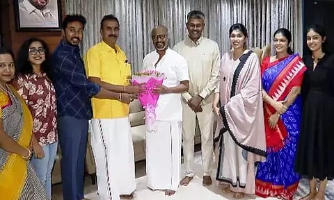 எஸ்.பி.வேலுமணி மகன் விகாஸ்- தீக்ஷனா தம்பதிக்கு ரஜினி நேரில் வாழ்த்து