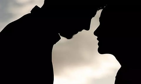 காதலியை சந்திக்க நள்ளிரவில் சுவா ஏறி குதித்த வாலிபர்.. சிறுமியின் தந்தை செய்த செயலால் அதிர்ச்சி