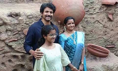 கீழடி அருங்காட்சியகத்தை குடும்பத்துடன் பார்வையிட்ட சிவகார்த்திகேயன்