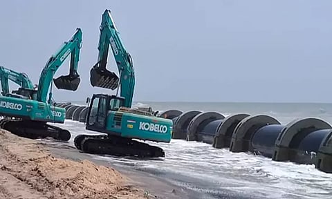 நெம்மேலி கடற்கரையில் கரை ஒதுங்கிய ராட்சத குழாய்கள் - மீனவர்கள் தவிப்பு