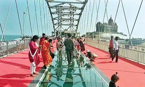 கன்னியாகுமரி: கண்ணாடி பாலத்தை ரசிக்க படையெடுக்கும் சுற்றுலா பயணிகள்