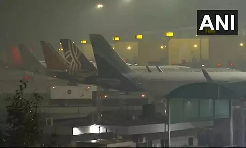 மோசமான வானிலை; டெல்லி விமான நிலையத்தில் 200 விமானங்கள் தாமதம்