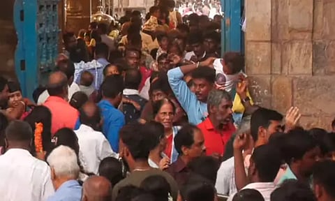திருநள்ளாறு சனீஸ்வரர் கோவிலில் அலைமோதும் பக்தர்கள் கூட்டம்