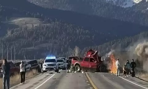 கார் மீது சுற்றுலா வேன் மோதி விபத்து - 7 பேர் பலி