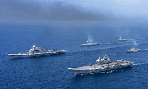 அரபிக்கடலில் போர் பயிற்சியில் ஈடுபடும் இந்திய கடற்படை