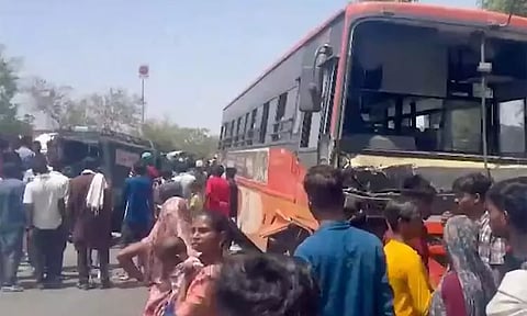 பஸ் மீது ஜீப் மோதி விபத்து - 6 பேர் பலி