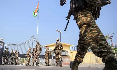 பாகிஸ்தானிய பெண்ணுடனான திருமணம் மறைப்பு; சி.ஆர்.பி.எப். வீரர் பணியில் இருந்து நீக்கம்