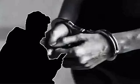 பெண் மந்திரிக்கு ஆபாச குறுந்தகவல் அனுப்பி தொல்லை - கல்லூரி மாணவர் கைது