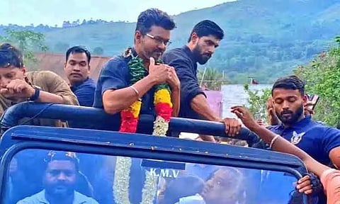 3-வது நாளாக ஜன நாயகன் படப்பிடிப்பு: திறந்த வேனில் வந்த விஜய்! ரசிகர்கள் உற்சாகம்