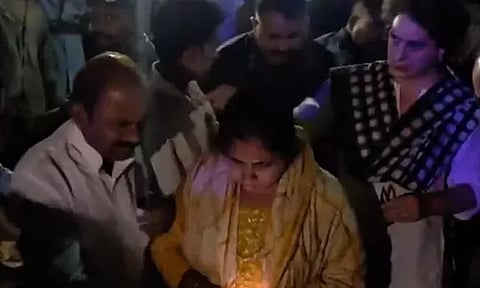 கேரளாவில் விபத்தில் சிக்கியவர்களுக்கு உதவிய பிரியங்கா காந்தி