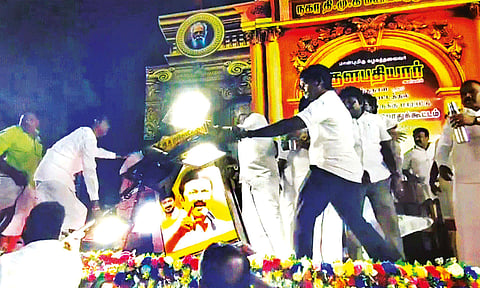 தி.மு.க. பொதுக்கூட்டத்தில் திடீரென சாய்ந்த மின்விளக்கு கம்பம்.. நூலிழையில் தப்பிய ஆ.ராசா எம்.பி.