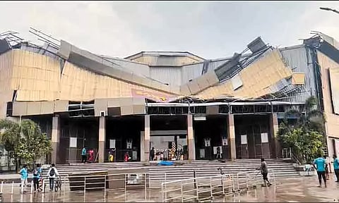 சூறாவளி காற்றுடன் மழை: பூந்தமல்லியில் தியேட்டரின் மேற்கூரை இடிந்து விழுந்ததால் பரபரப்பு