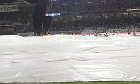 ஐபிஎல்: ஐதராபாத் - டெல்லி ஆட்டம் மழையால் பாதிப்பு