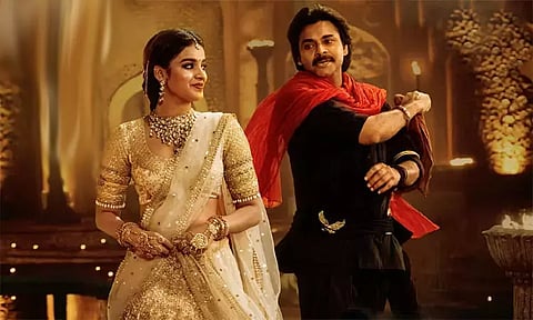 Pawan Kalyan poses with HHVM after shoot wrap