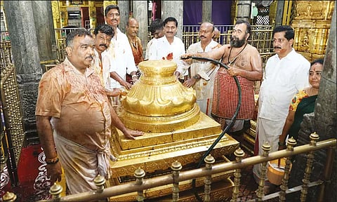 வசந்தோற்சவ ஏற்பாடுகள் தீவிரம்- பத்மாவதி தாயார் கோவிலில் ஆழ்வார் திருமஞ்சனம்