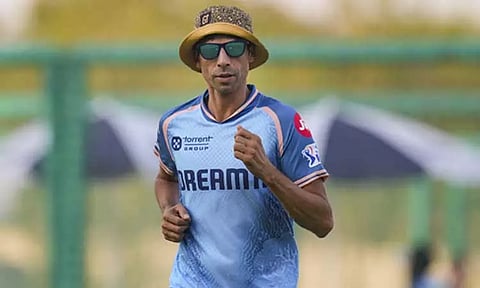 நடுவர்களுடன் வாக்குவாதம்: குஜராத் பயிற்சியாளர் நெஹராவுக்கு அபராதம்