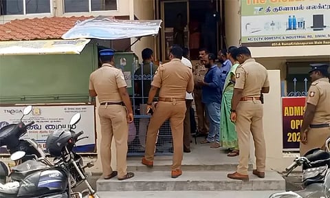 கரூரில் போலியாக பான் கார்டு, ஆதார் கார்டு தயாரித்த இடங்களில் போலீசார் தீவிர சோதனை