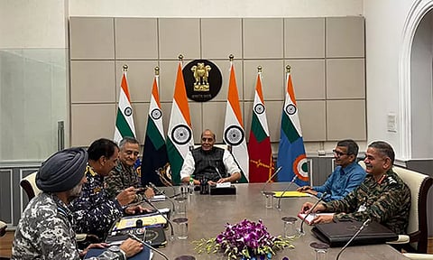 அதிகரிக்கும் போர் பதற்றம்: முப்படை தளபதிகளுடன் ராஜ்நாத் சிங் ஆலோசனை - எல்லைக்கு விரையும் கூடுதல் படைகள்