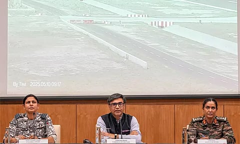 எல்லையை நோக்கி பாகிஸ்தான் ராணுவம் படைகளை நகர்த்துகிறது; விங் கமாண்டர் வியோமிகா சிங்