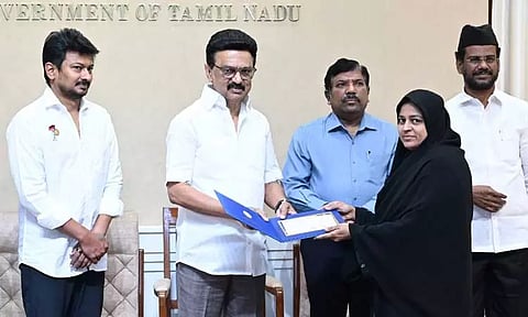 முதல் முறையாக ஹஜ் பயணம் மேற்கொள்ளும் பயனாளிகளுக்கு மானியத் தொகை: முதல்-அமைச்சர் வழங்கினார்