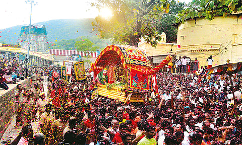 மதுரை புறப்பட்ட கள்ளழகர்... எதிர்சேவை ஆற்றி வரும் பக்தர்கள்