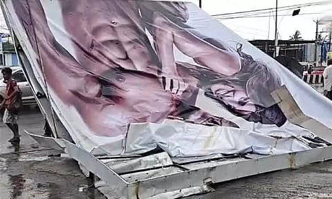 ஆவடி அருகே பலத்த காற்றில் பிரமாண்ட பெயர் பலகை விழுந்து விபத்து