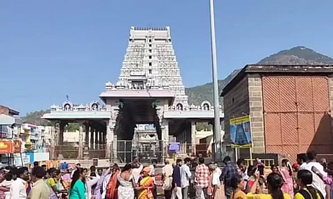 சித்ரா பவுர்ணமி கிரிவலம்: திருவண்ணாமலையில் திரளும் பக்தர்கள் கூட்டம்