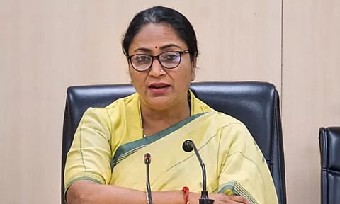 டெல்லியில் அவசர கால நடவடிக்கை முதல்-மந்திரி ரேகா குப்தா ஆலோசனை