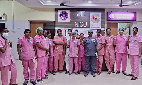 செவிலியர் தினம்: சென்னையில் கோரிக்கை பட்டை அணிந்து பணி செய்த தொகுப்பூதிய செவிலியர்கள்